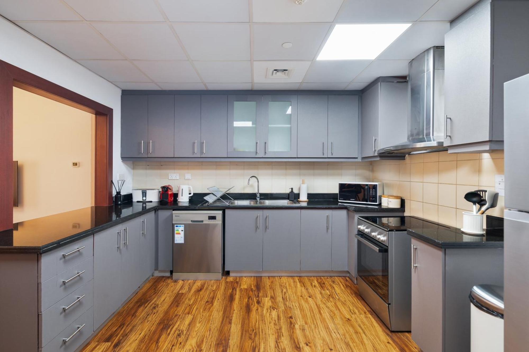 Prime Location! Spacious 5bedroom Maidroom On Jbr Near Metro ,walk To The Mall, Dining & Entertainment - By Sunkissed Homes *
